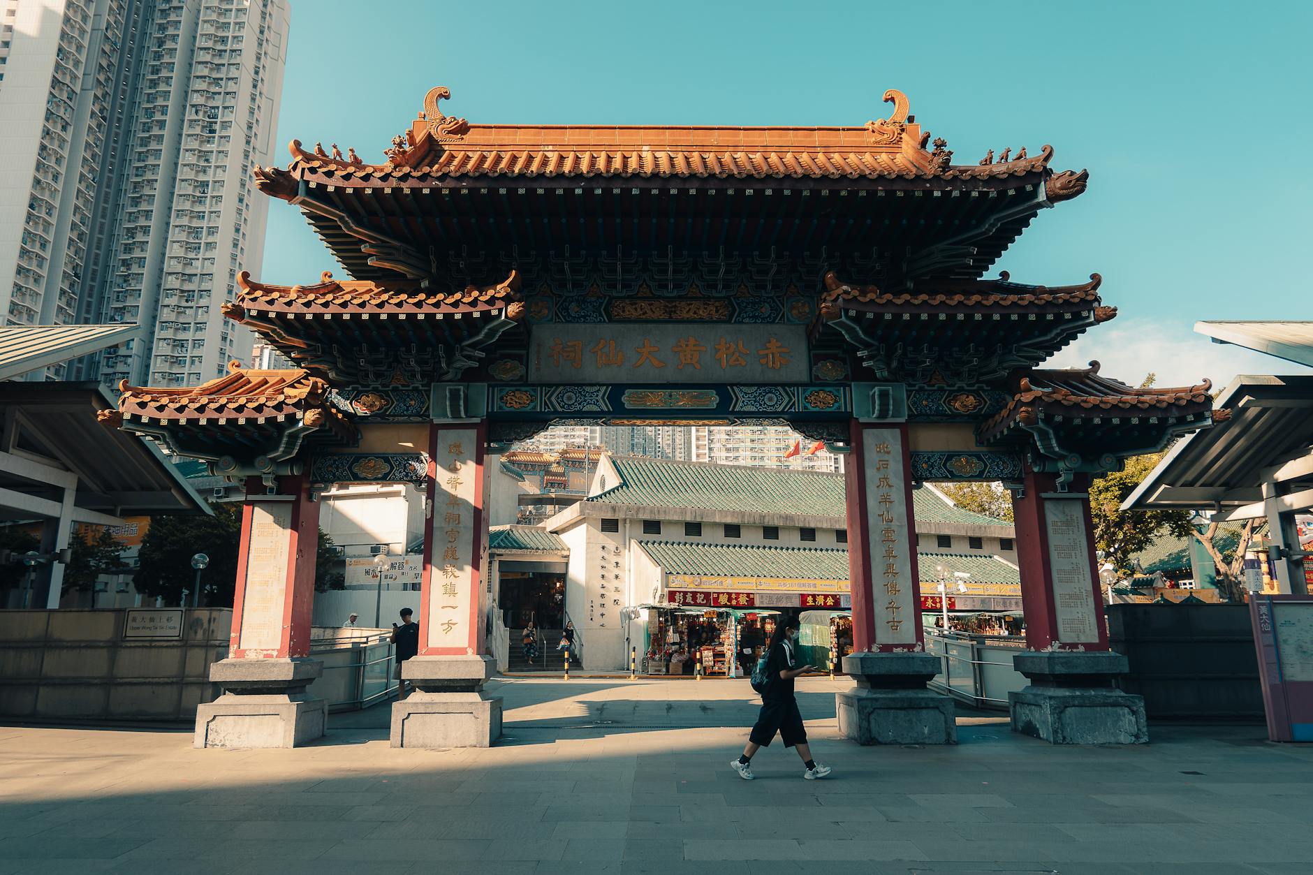 Wejście do tradycyjnej świątyni w Hongkongu z przechodniem