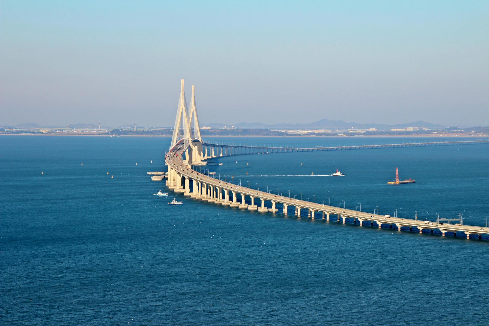 Most Incheon z lotu ptaka nad błękitnym morzem w słoneczny dzień