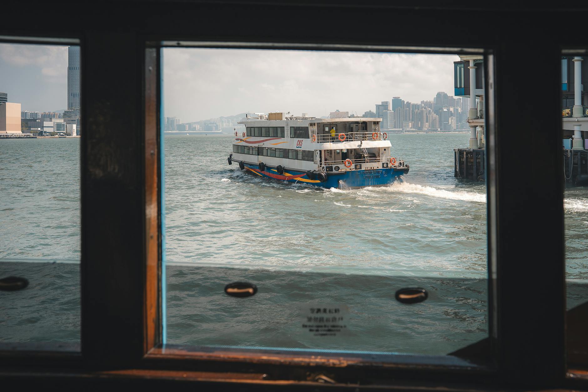 Prom Star Ferry na tle panoramy Hongkongu nad Victoria Harbour