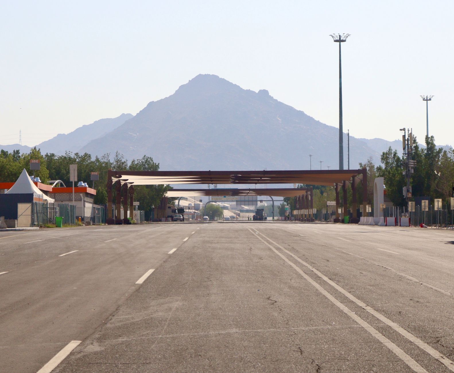 Pusta autostrada wśród gór Arabii Saudyjskiej za dnia