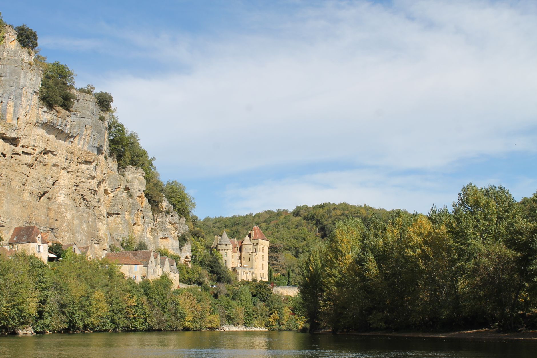 Zamek nad rzeką w zielonej dolinie jednej z rzek Francji