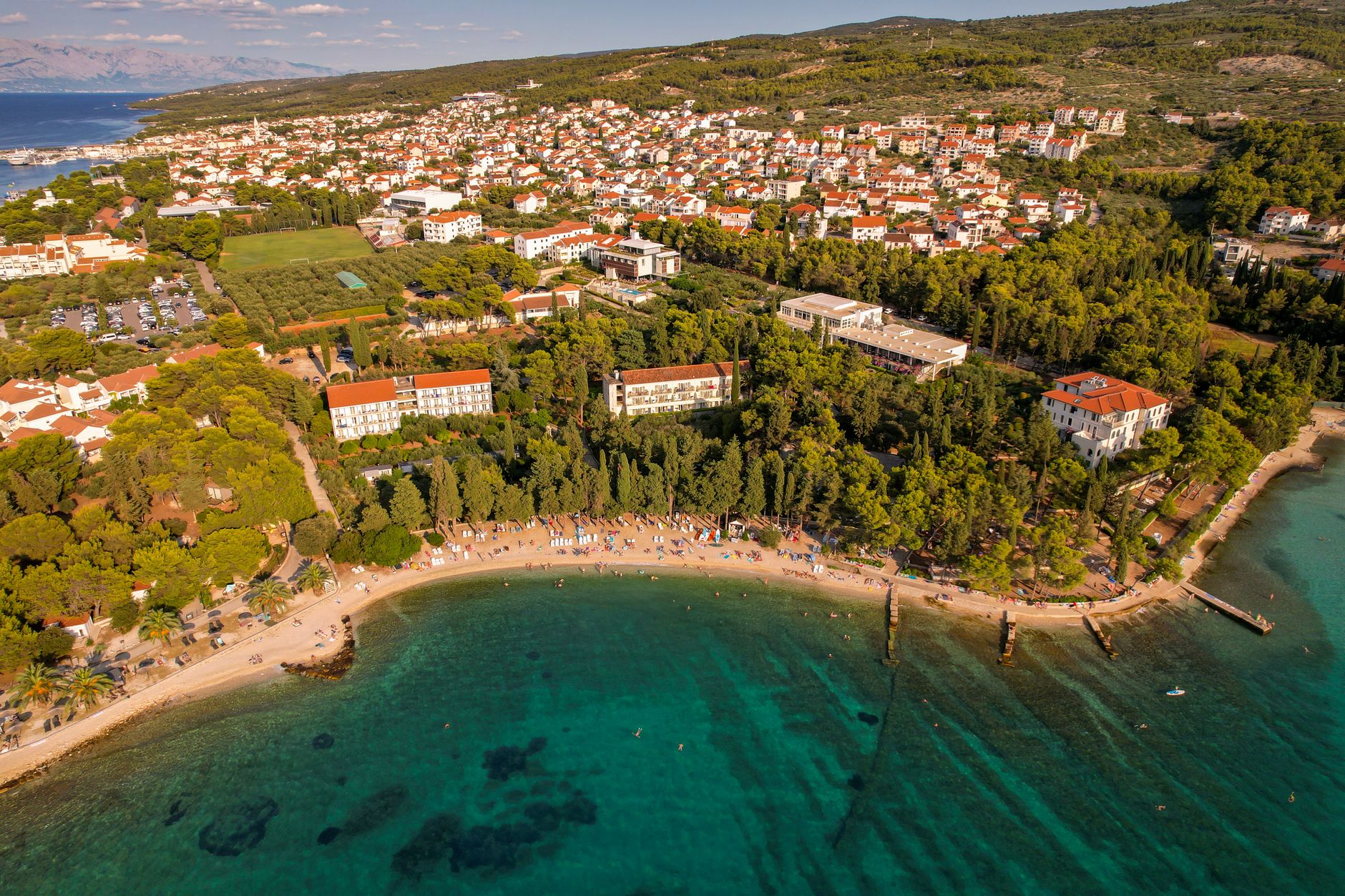 Nadmorska miejscowość w Chorwacji z plażą i otaczającą ją zielenią