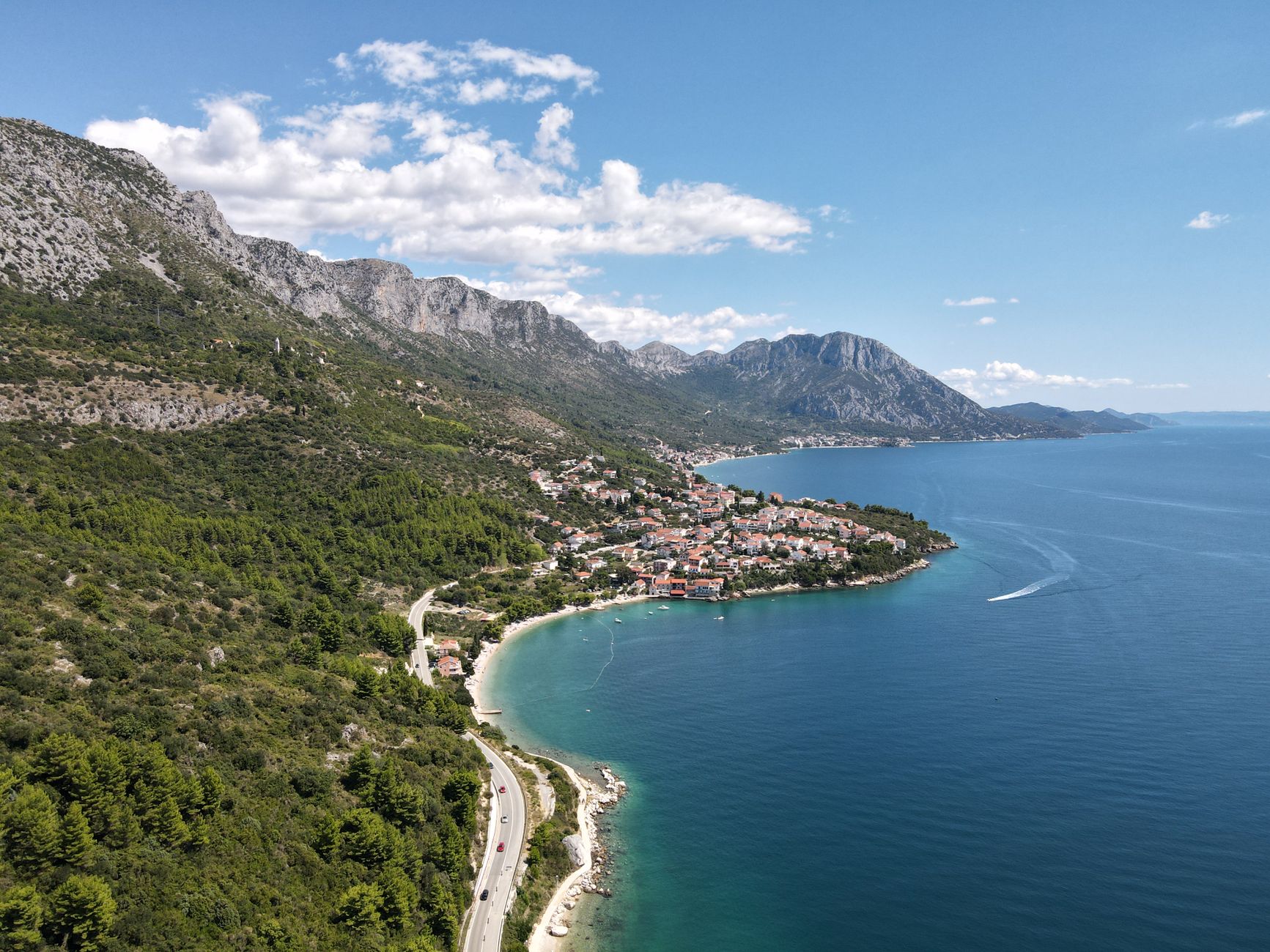 Podaca z lotu ptaka, wybrzeże Adriatyku i góry w Chorwacji poza sezonem Podaca z lotu ptaka, wybrzeże Adriatyku i góry w Chorwacji poza sezonem