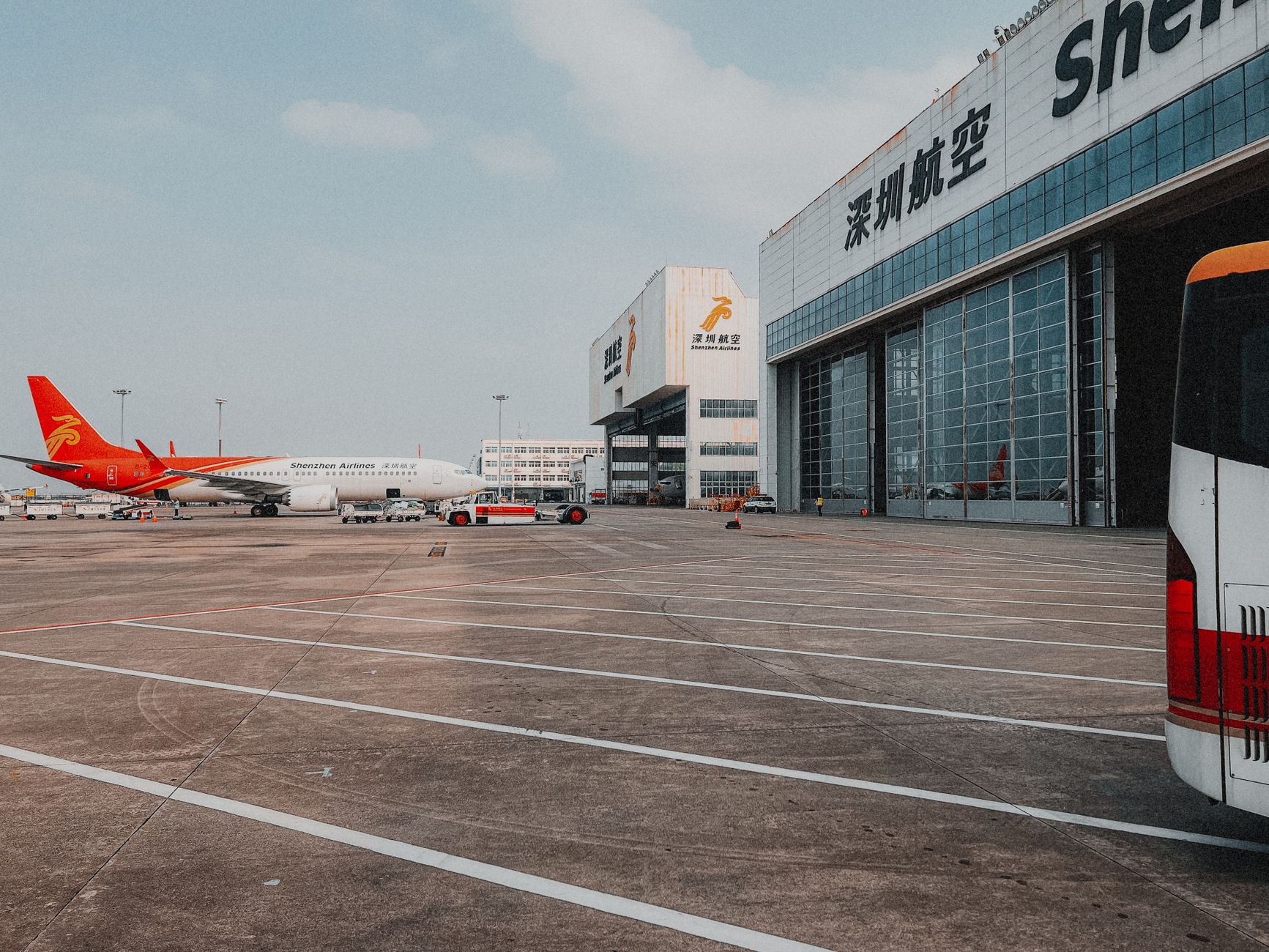 Samolot Shenzhen Airlines zaparkowany na płycie lotniska w Shenzhen