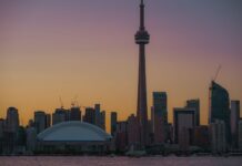 Panorama Toronto o zachodzie słońca z wieżą CN